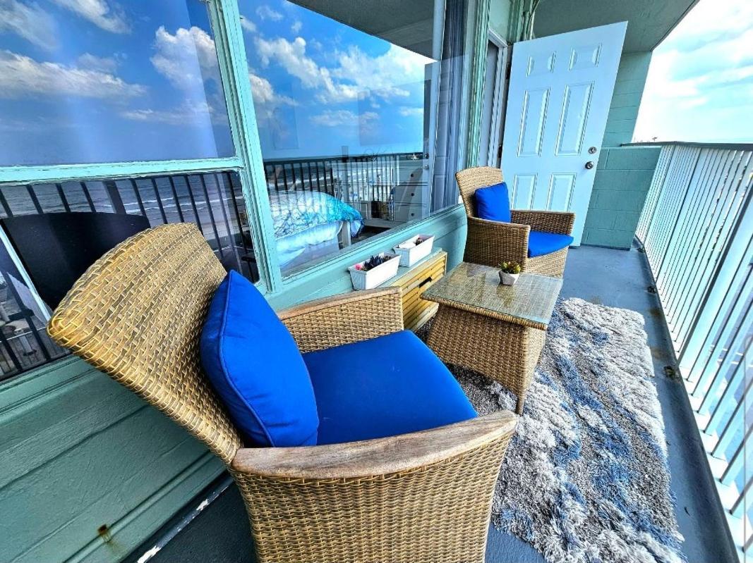 Direct Oceanfront With Balcony Apartment *